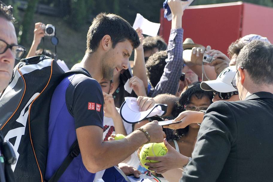 Novak Djokovic firma autografi dopo l’allenamento (Tedeschi)